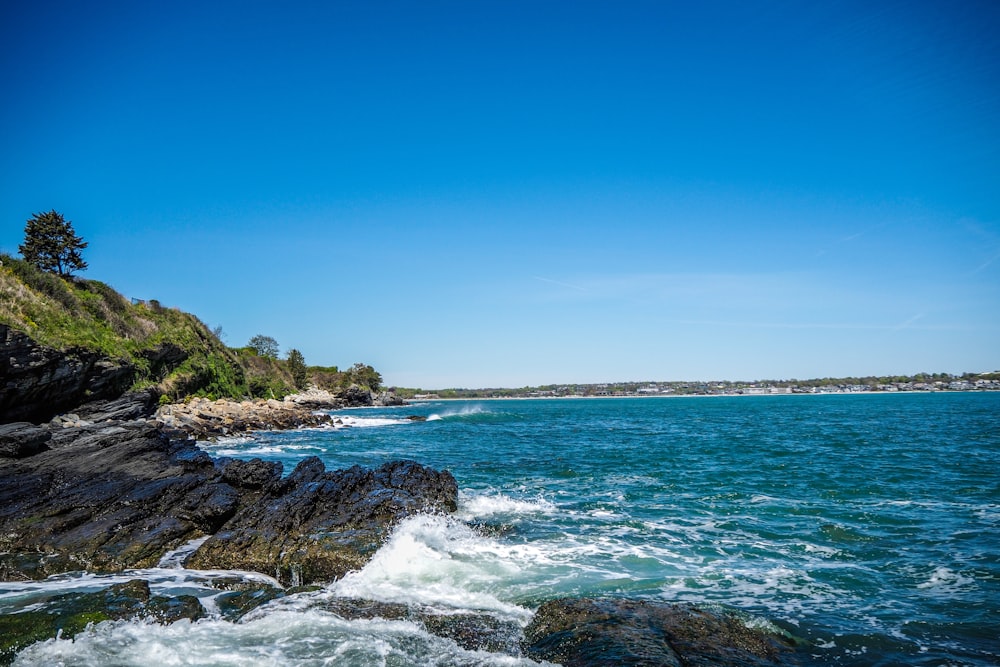 Océano azul cerca de la isla