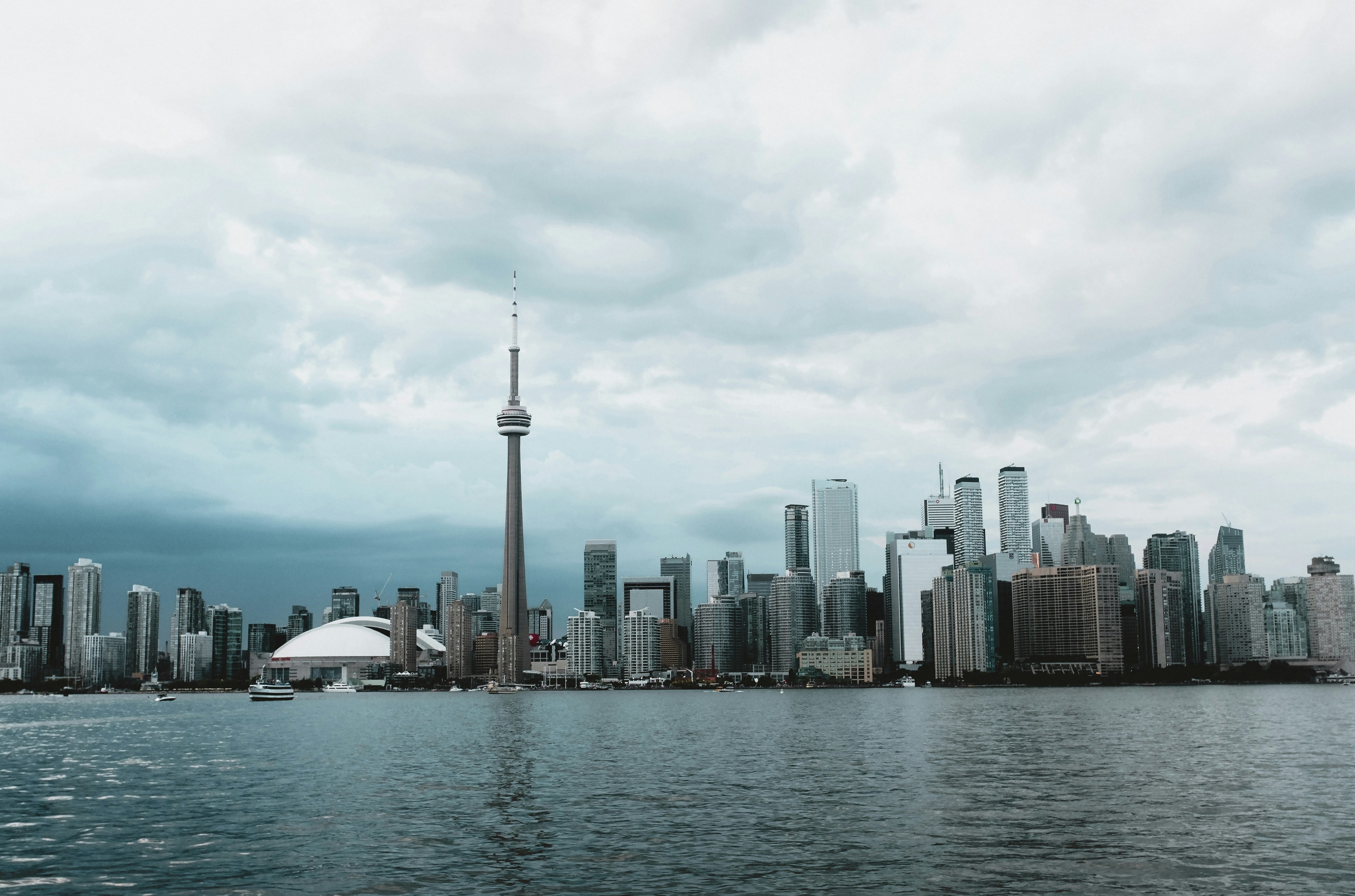 Städtische Gebäude in der Nähe von Gewässern unter bewölktem Himmel während des Tages