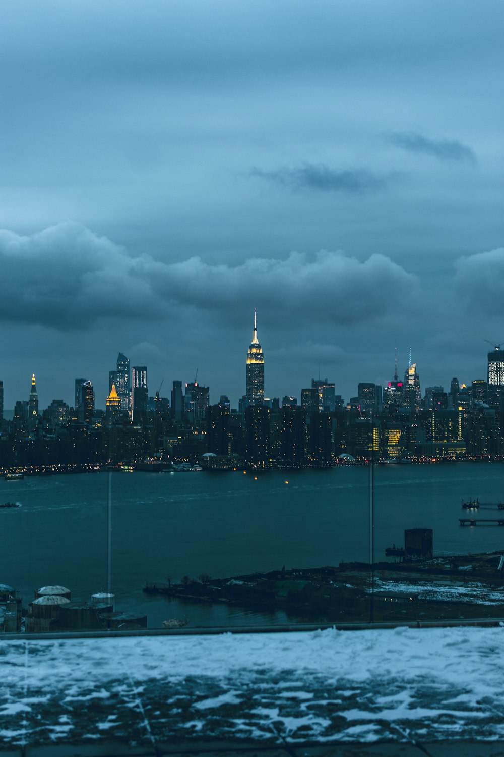 Foto panorámica del edificio frente a un cuerpo de agua