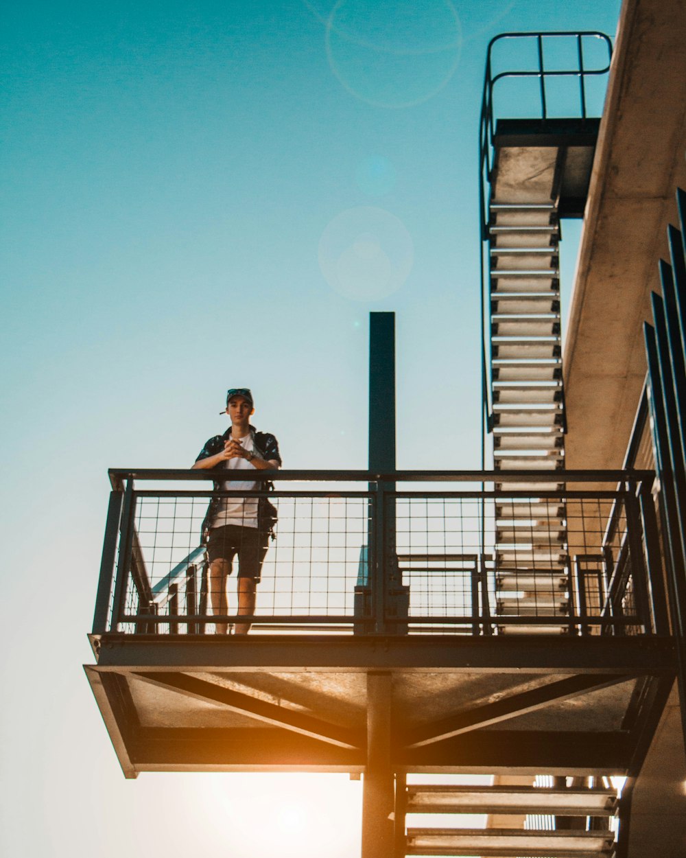 Mann lehnt sich an Balustrade