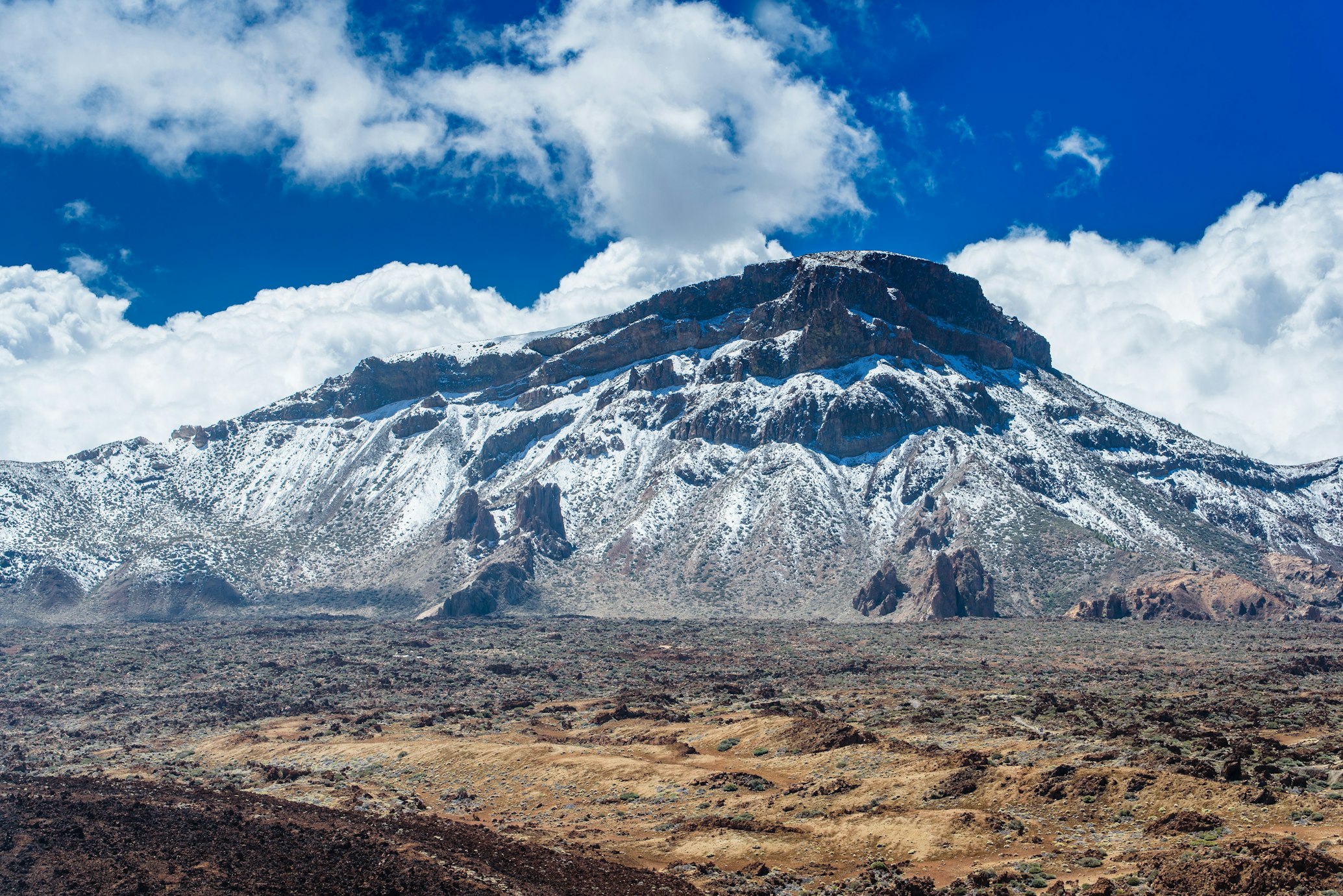 Il Parque Nacional del Teide leggermente innevato a Tenerife in inverno