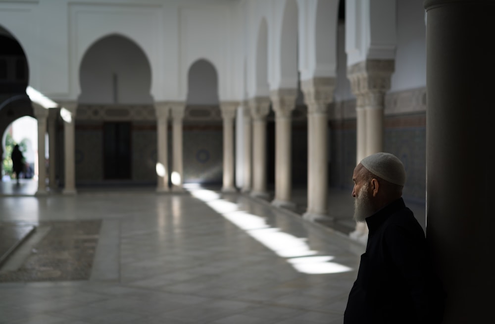 Hombre dentro del templo