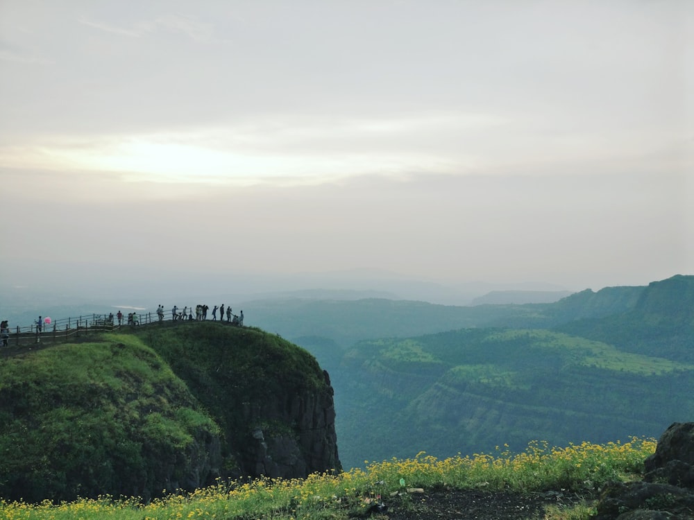 Persone in piedi sulla scogliera