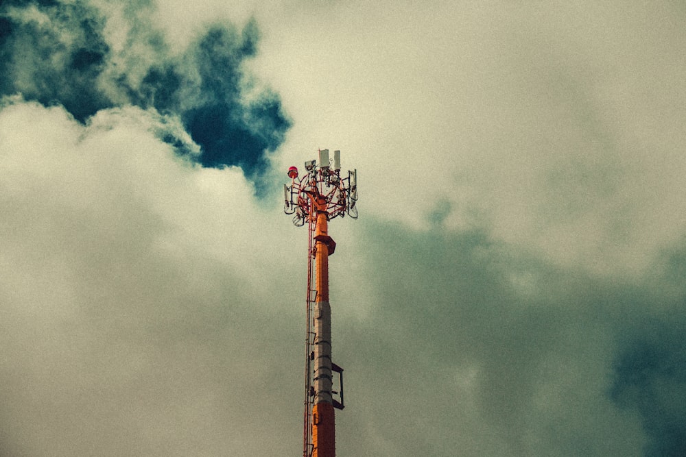 Torre laranja e branca sob o céu branco