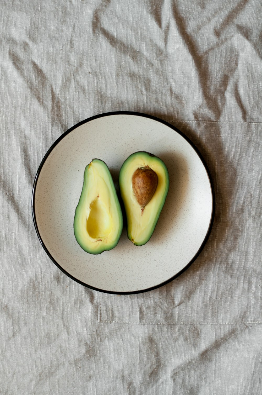 in Scheiben geschnittene Avocado auf dem Teller