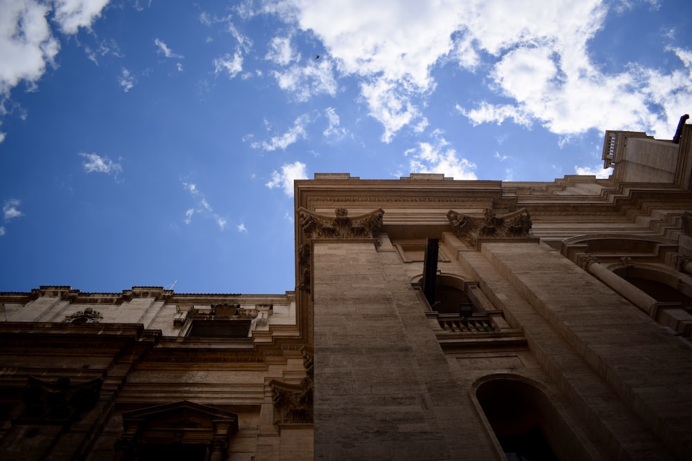 foto dal basso dell'edificio sotto il cielo blu