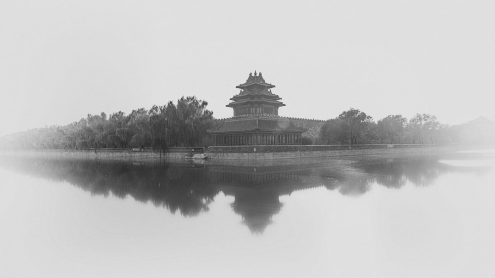 temple sur l’île pendant le chien