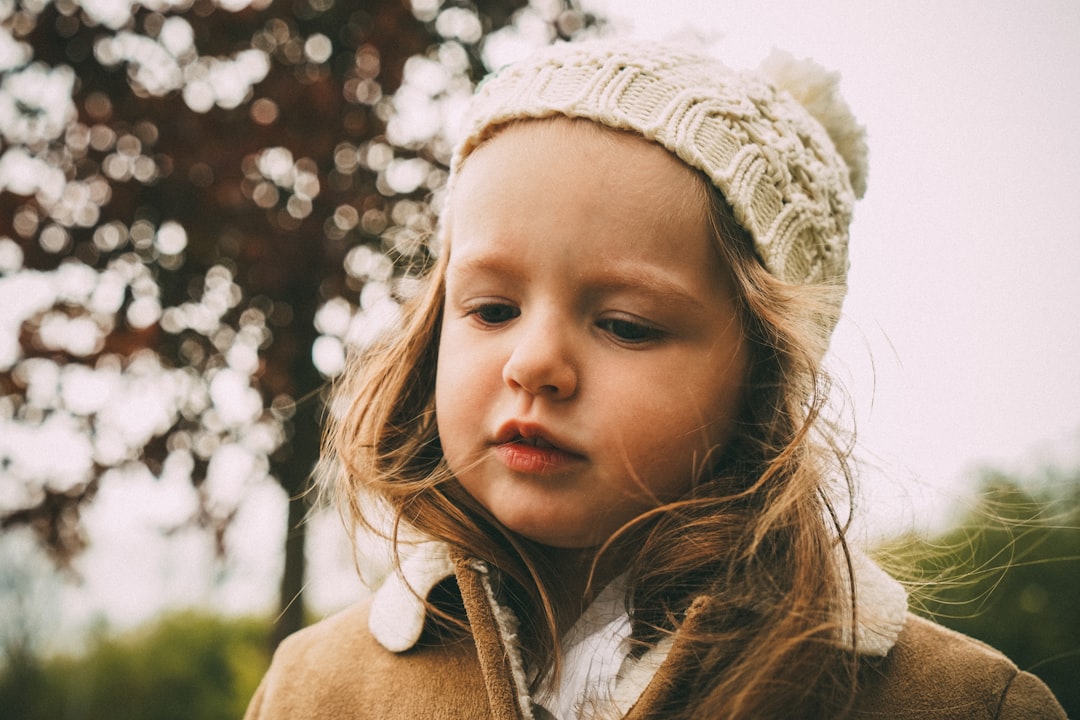 girl wearing gray knit cap in close-up photography