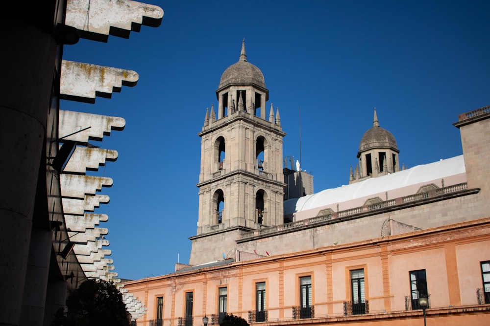 edificio in cemento grigio durante il giorno