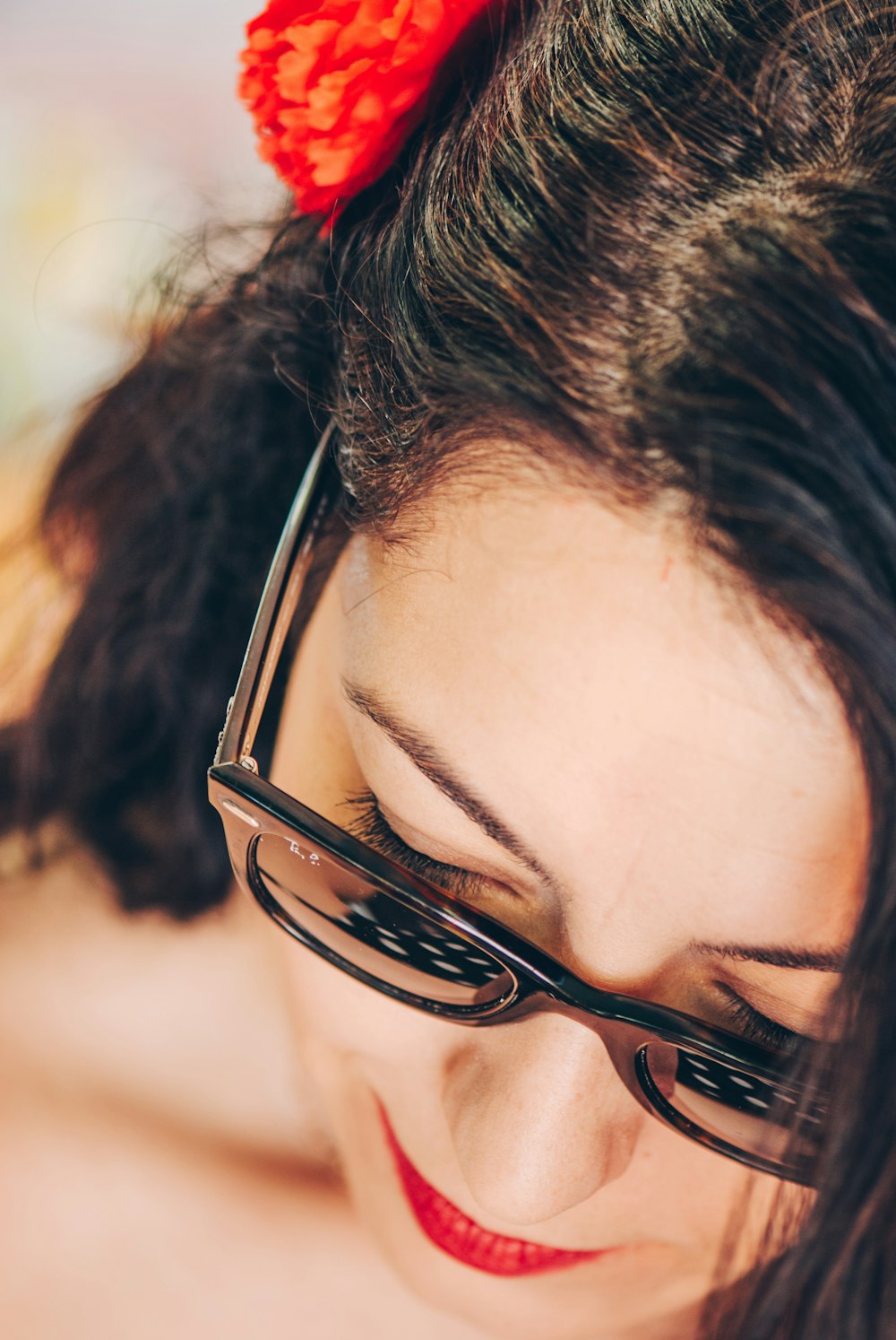 femme portant des lunettes