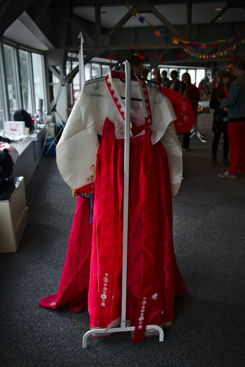 Hängendes weiß-rotes Hanbok-Kleid