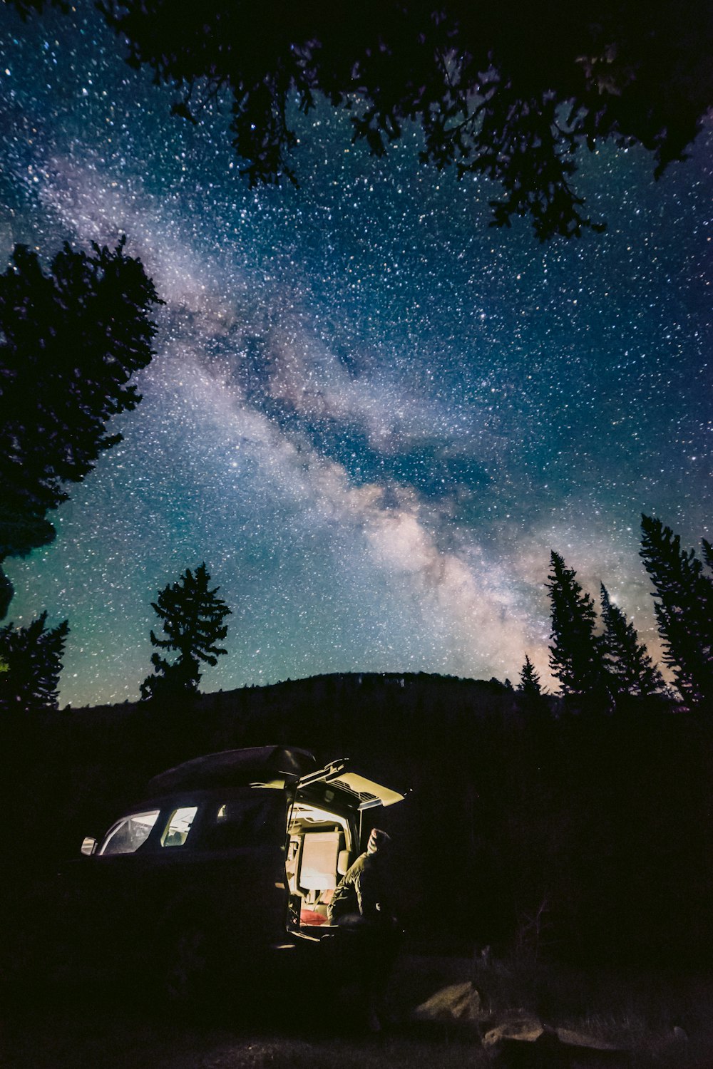 beleuchtetes Campingzelt bei Nacht