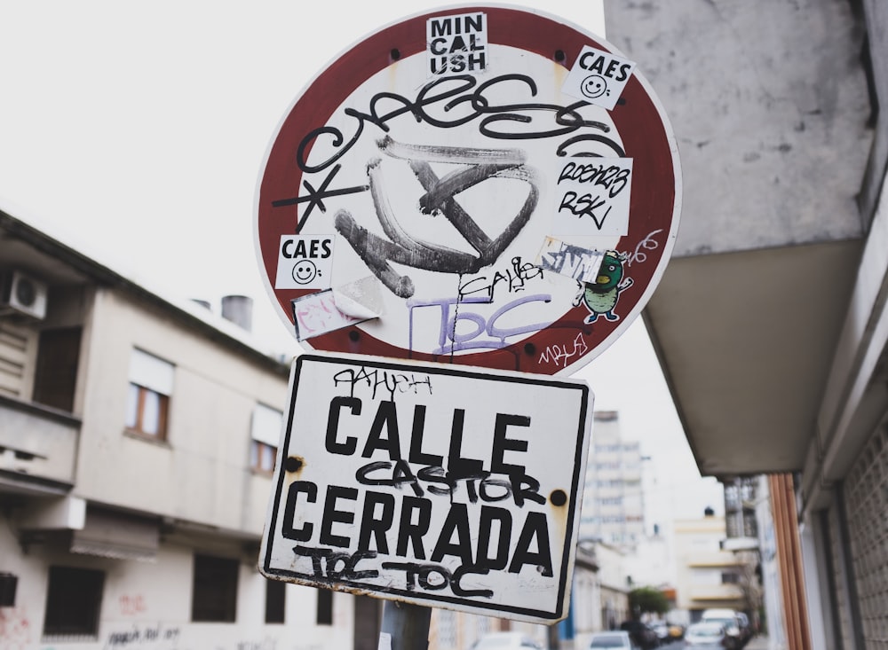 Calle Cerrada signage