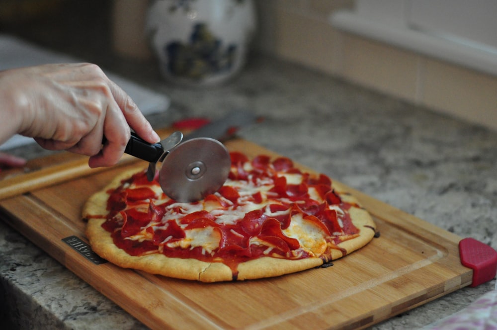 Slicing pizza using a pizza cutter