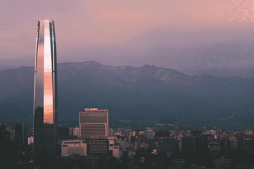 Foto di paesaggio di uno skyline della città al crepuscolo