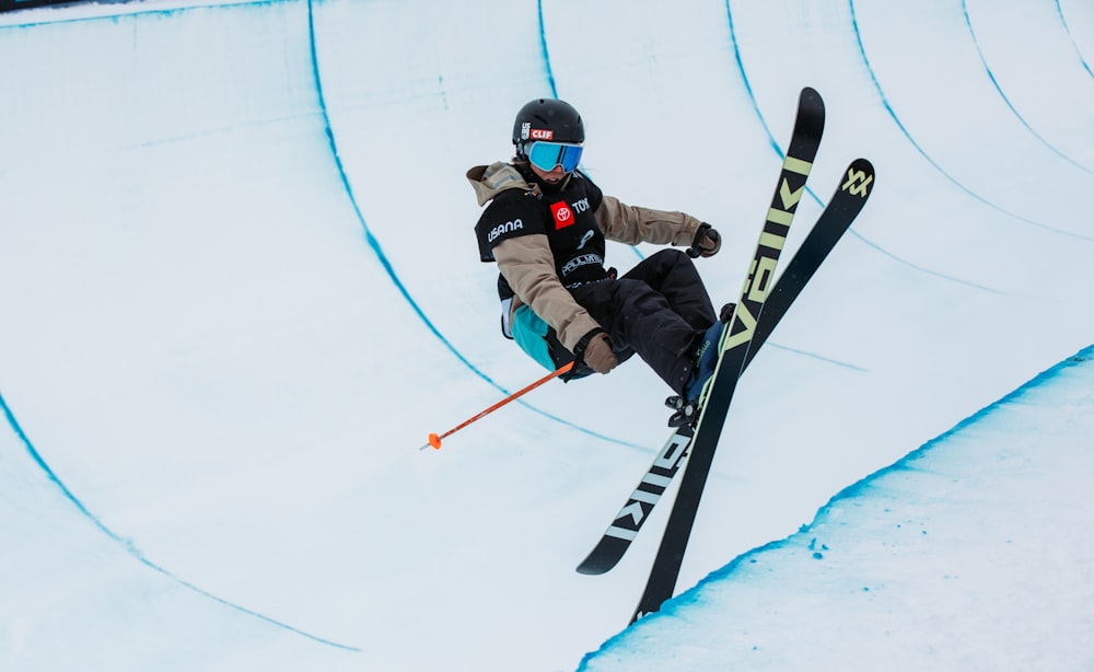 man skiing at daytime