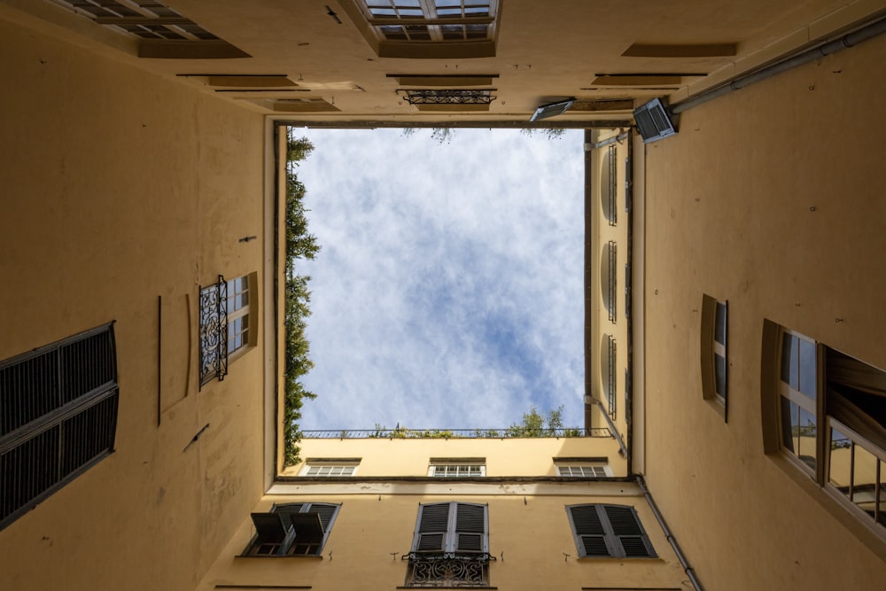 갈색 건물의 로우 앵글 사진