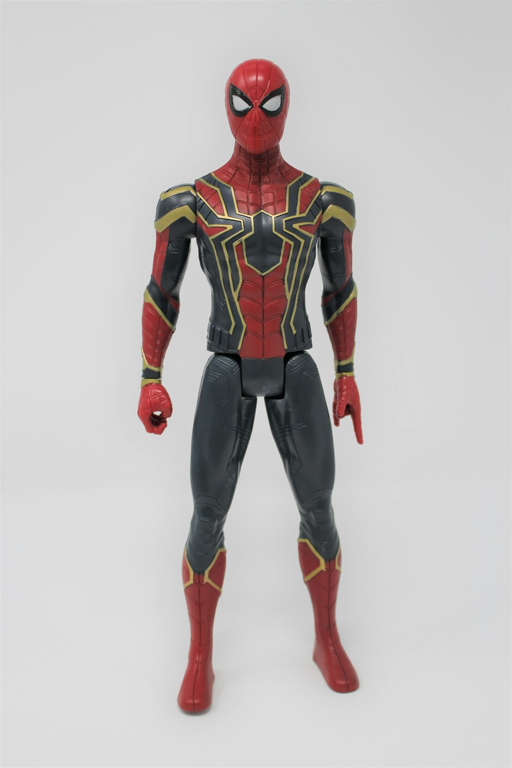 アイアン・スパイダーのスーツを着たマーベルのスパイダーマンのアクションフィギュア