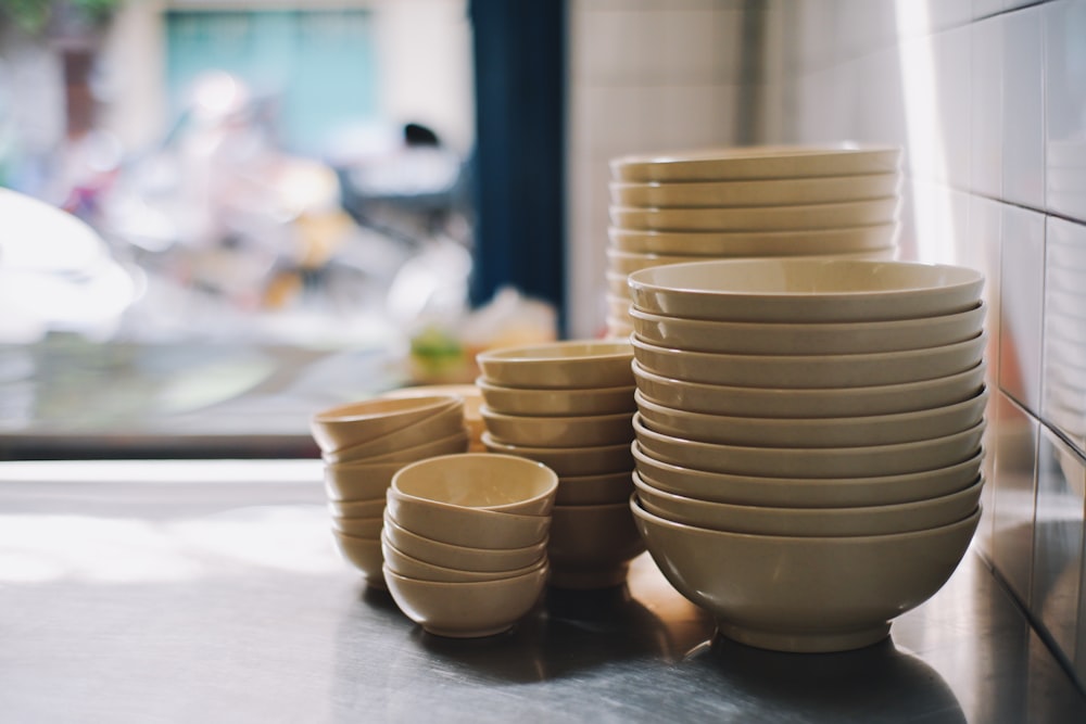 round white ceramic bowls