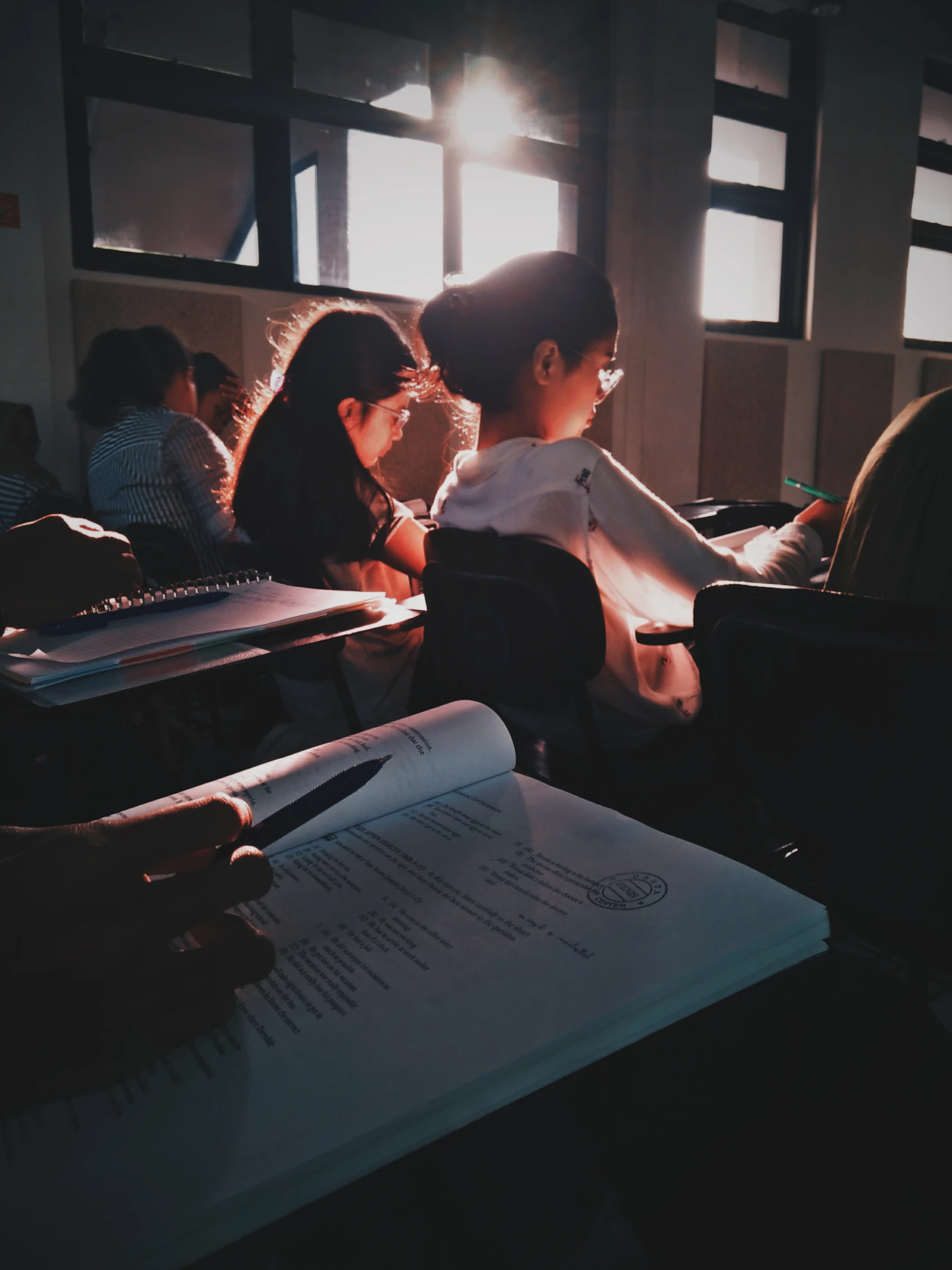 Sınıfta kitap okuyarak çalışan öğrenciler
