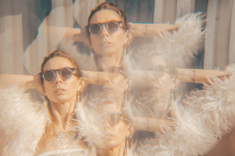 Chica con gafas y manos en la cabeza