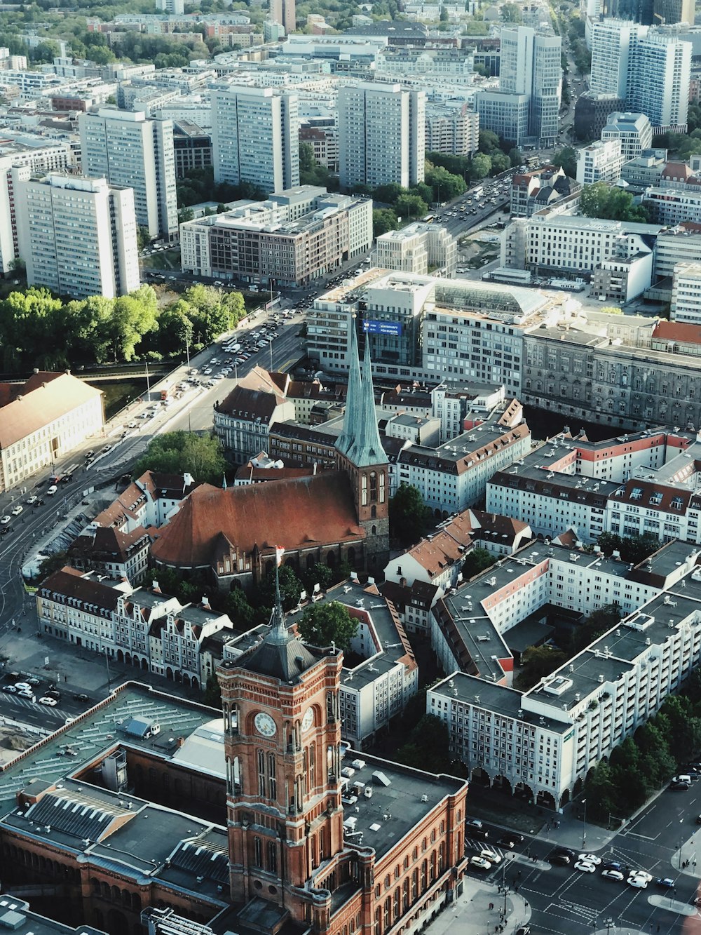 Stadt mit Hochhäusern tagsüber