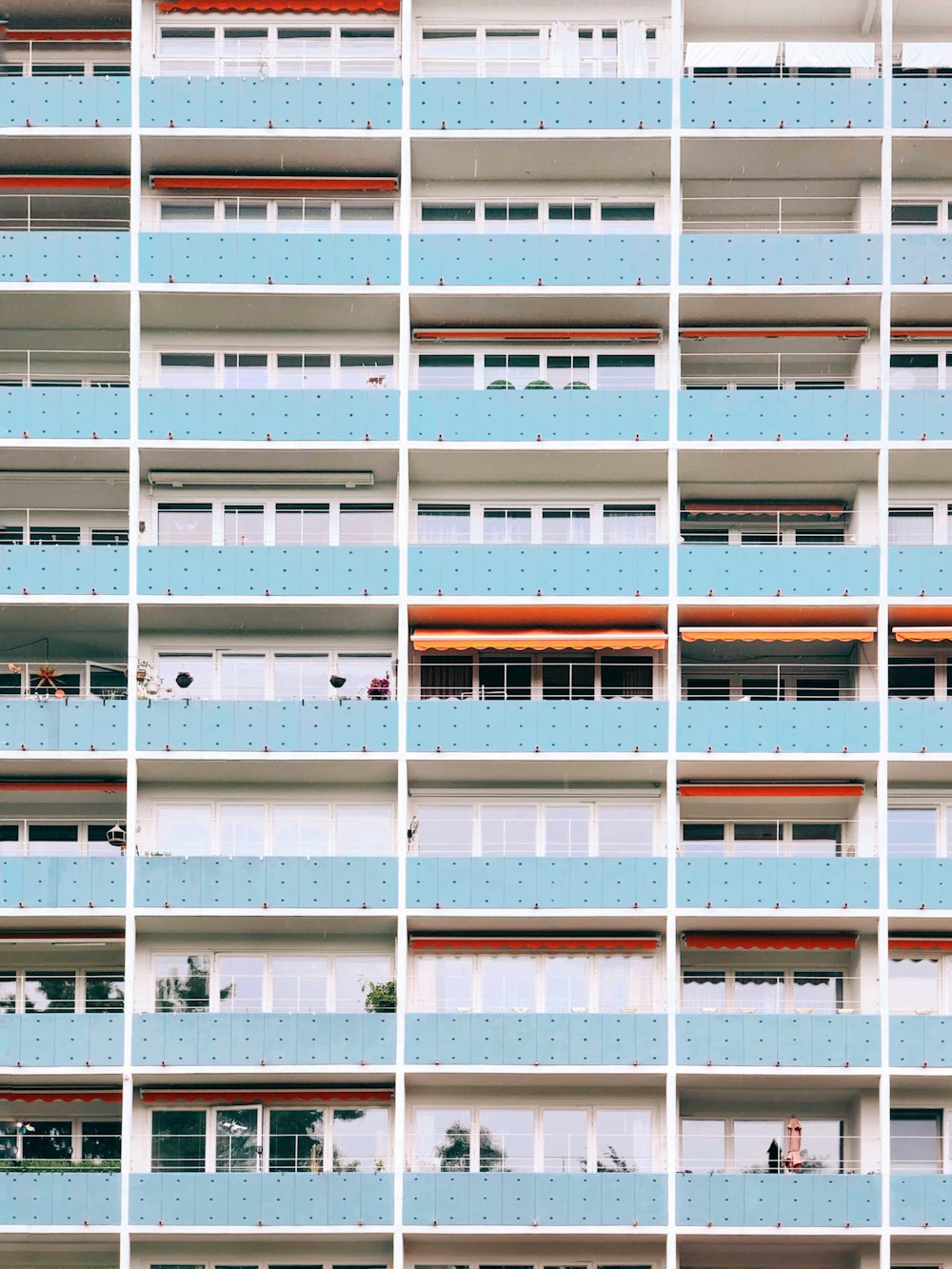 Gebäude aus weißem und blauem Beton