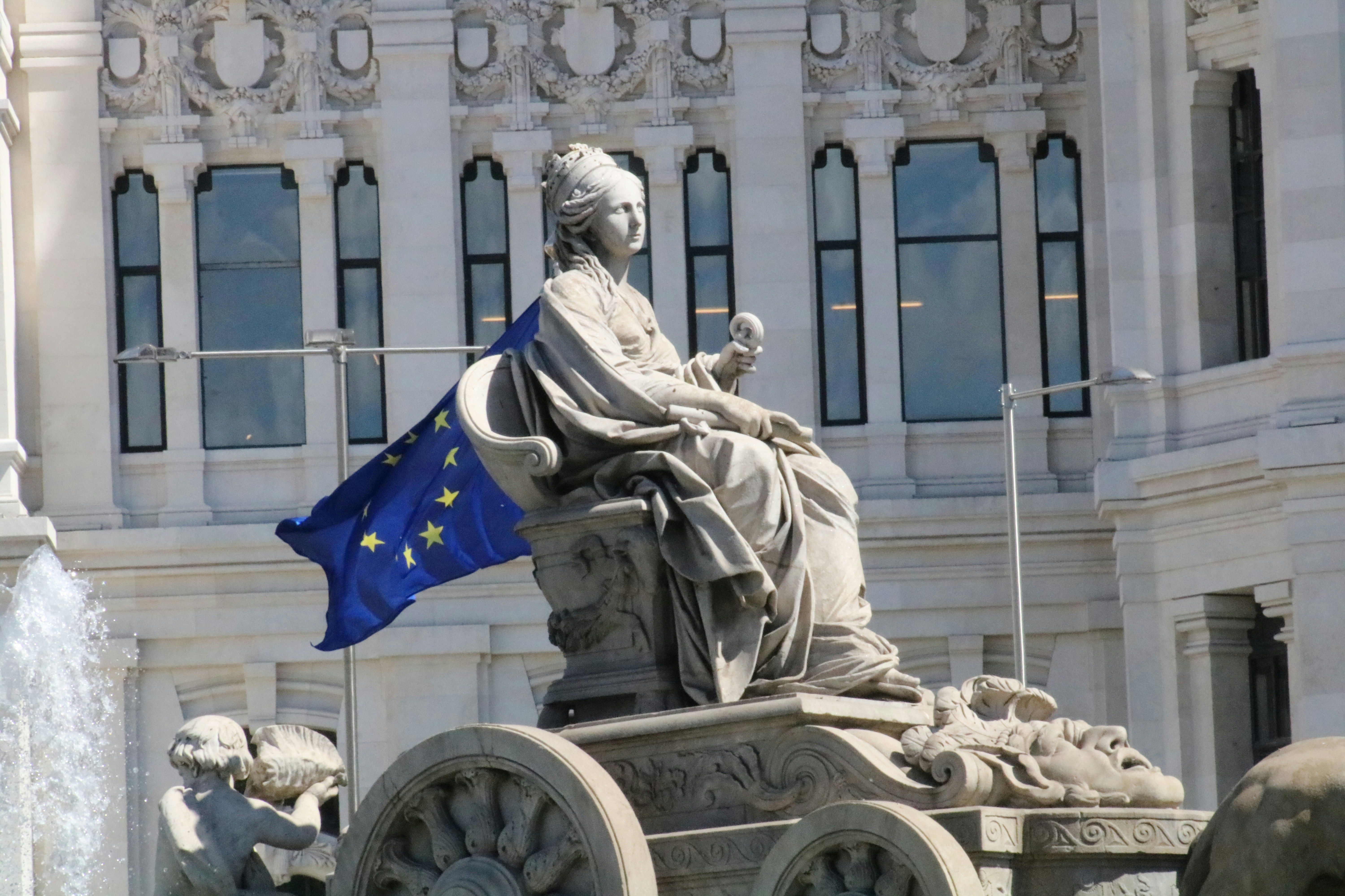 gray statue of a queen