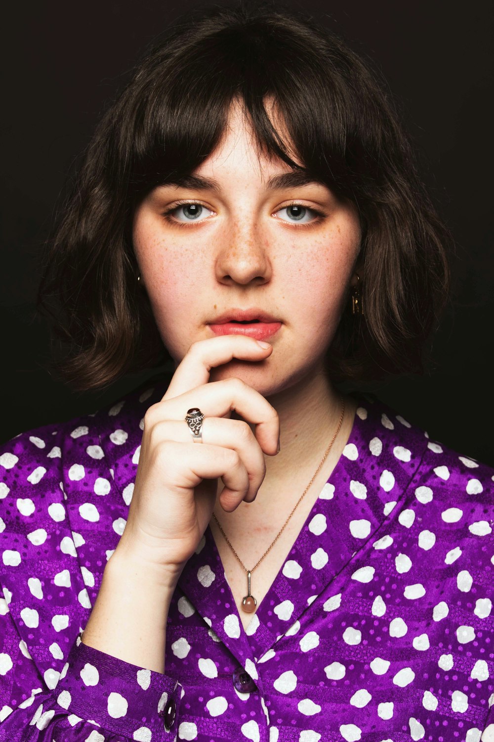 woman holding chin close-up photography