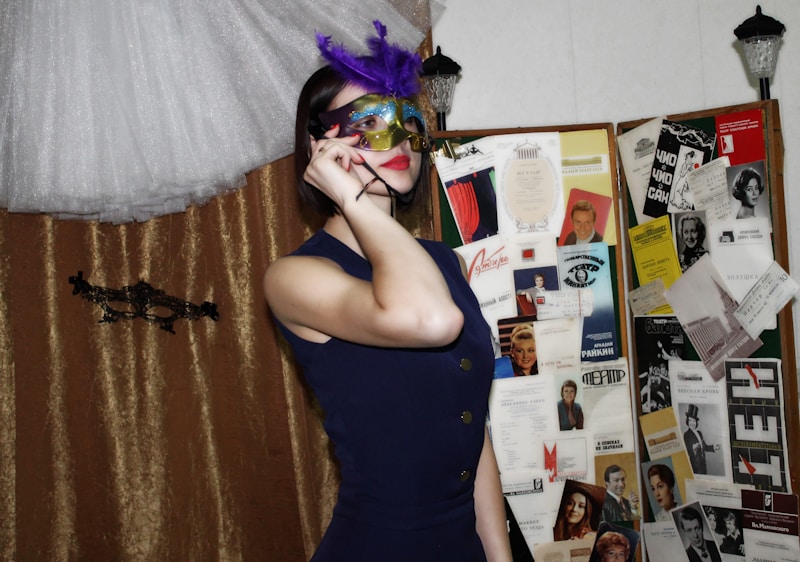 Mujer con máscara misteriosa