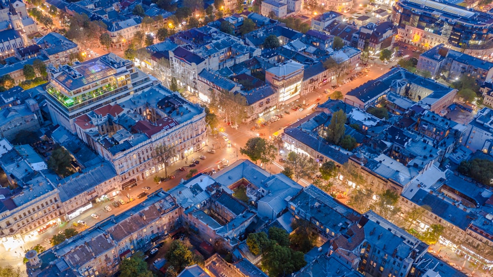 Photographie aérienne de la ville pendant la nuit