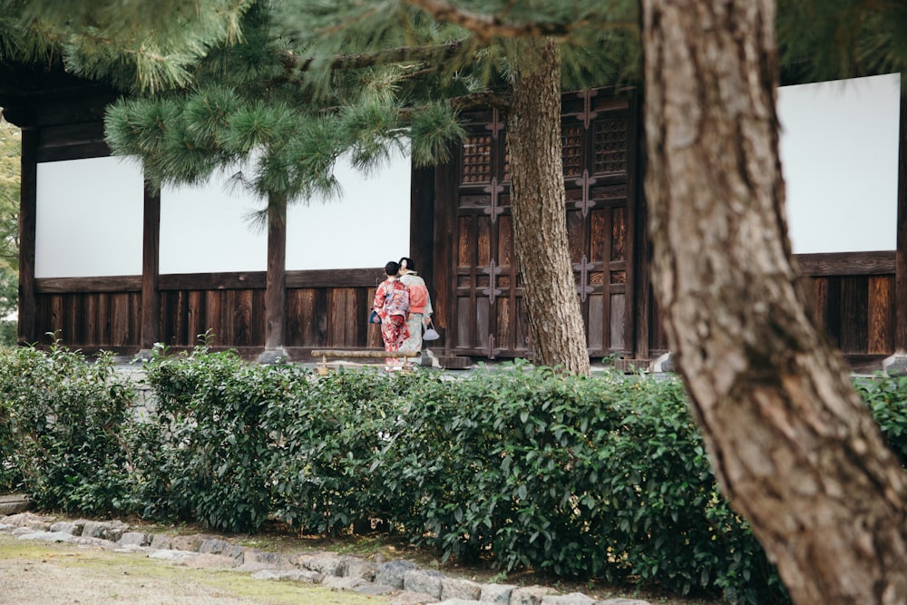 due donne in kimono vicino a un edificio bianco e marrone