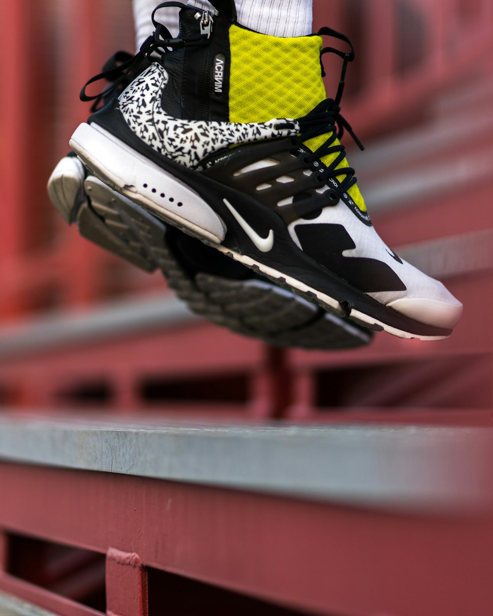 Foto de par de zapatillas Nike blancas, negras y amarillas – Imagen  gratuita en Unsplash