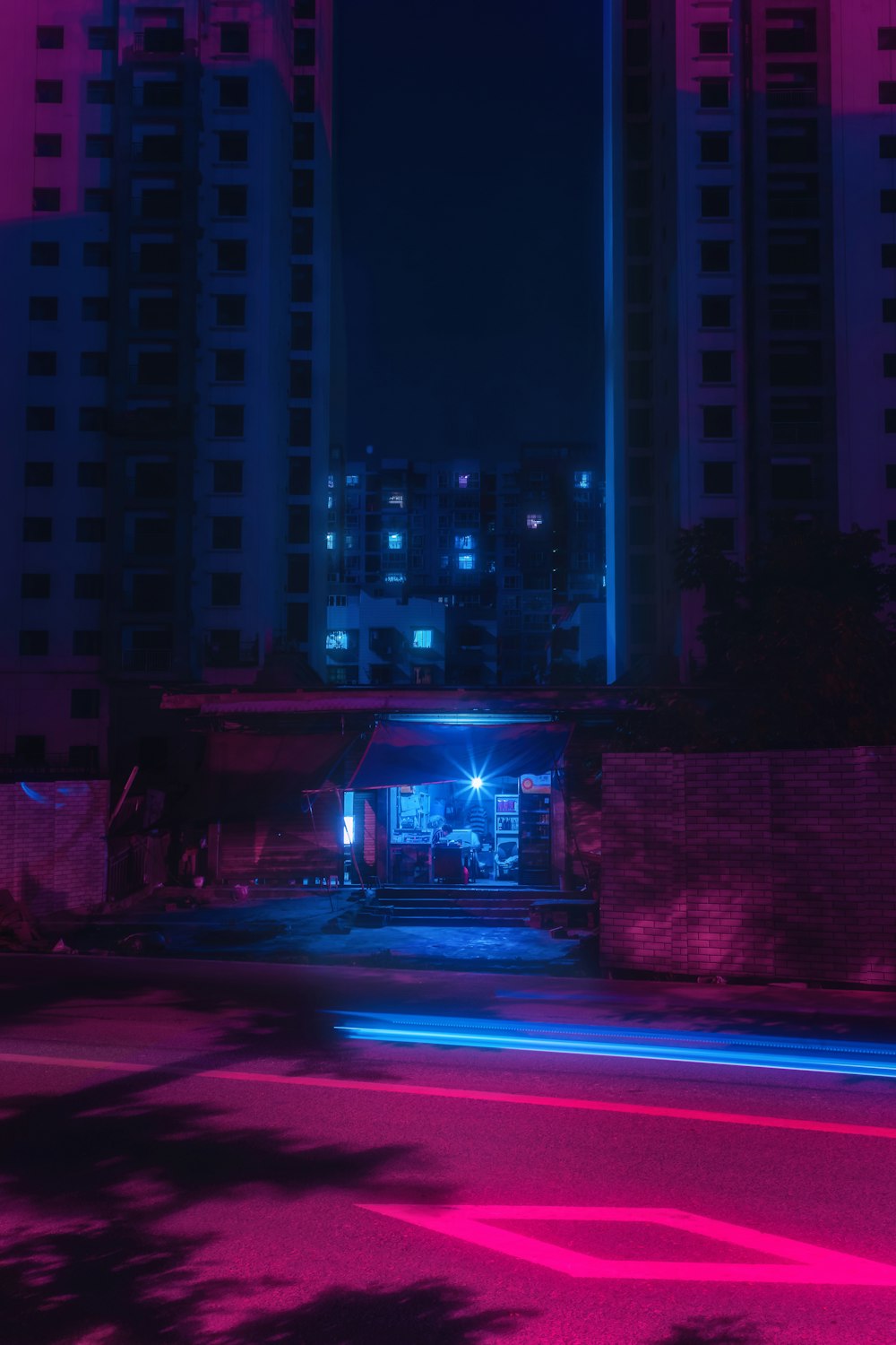 Blaulichtgebäude in der Nacht