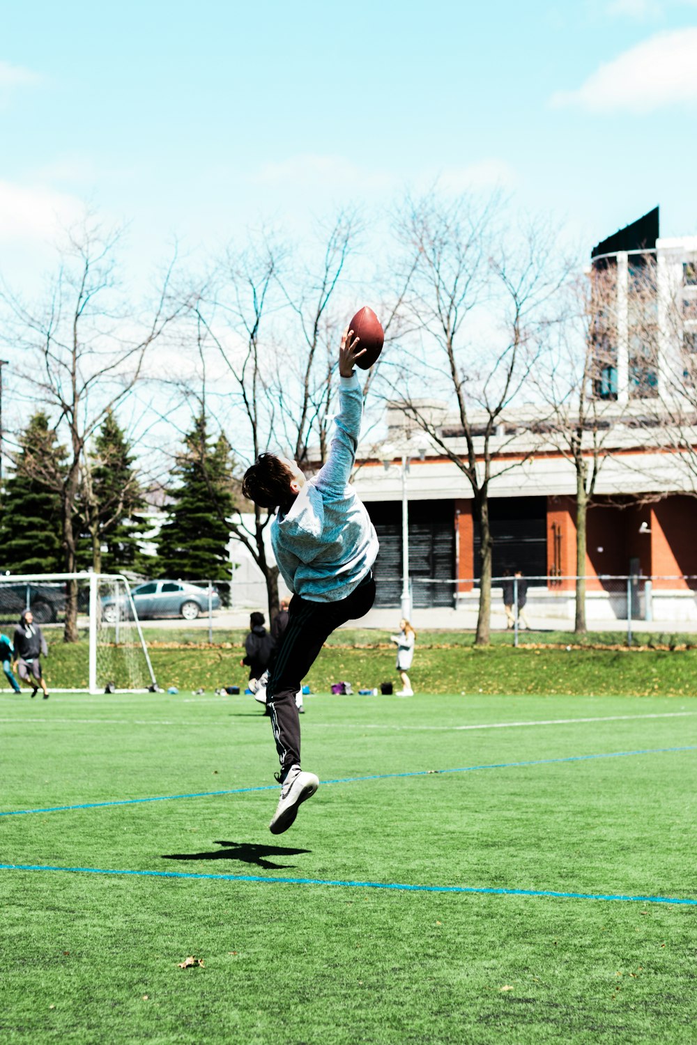 homme attrapant le football sur le terrain