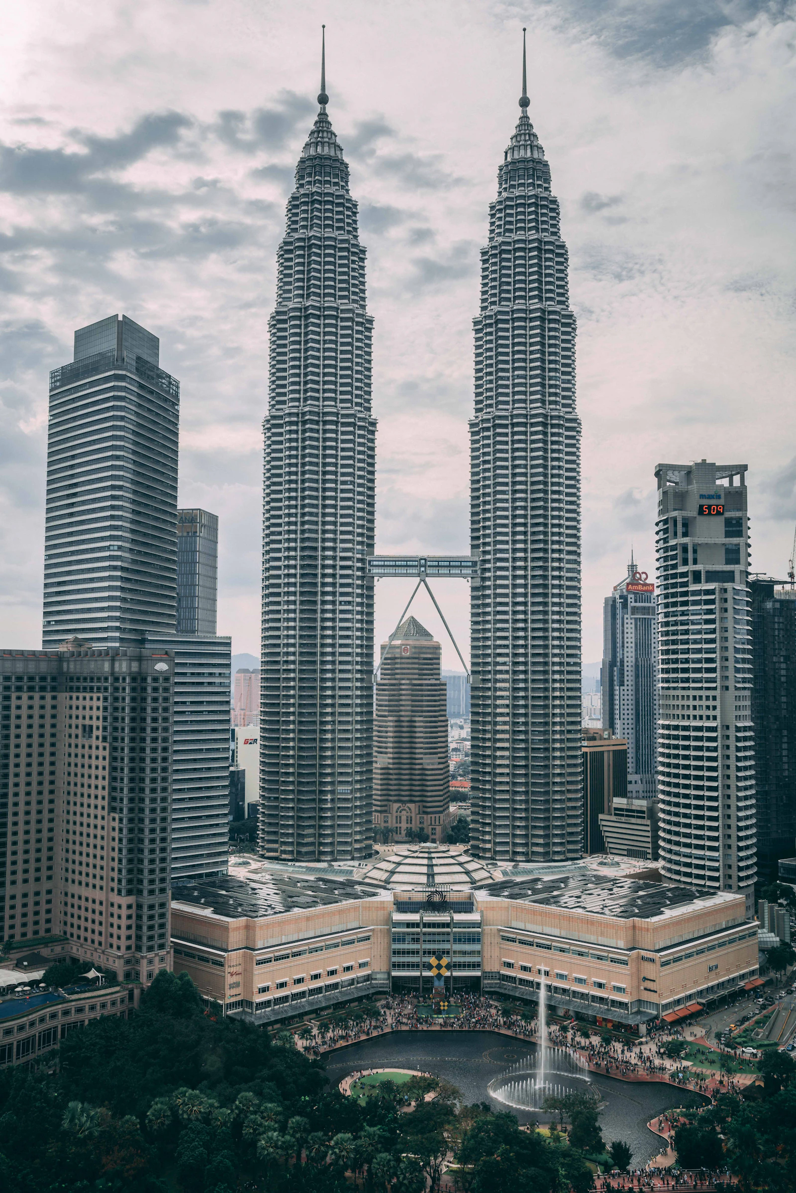 Torres Petronas elevándose sobre Kuala Lumpur a plena luz del día