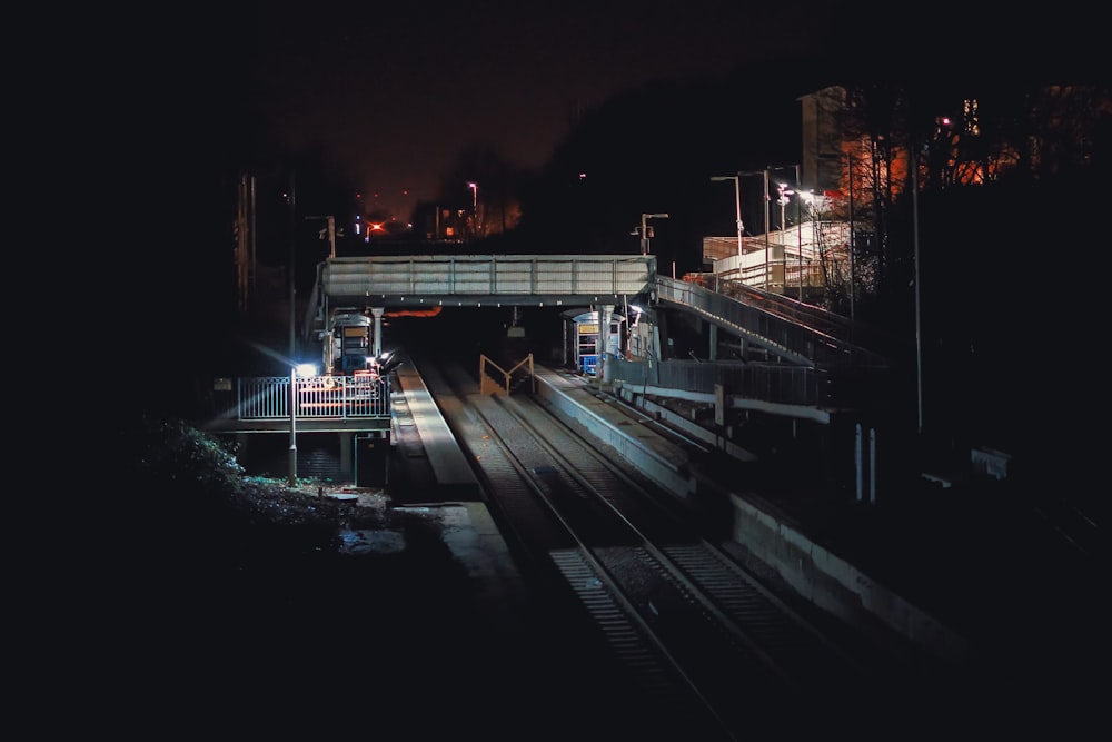 Route pavée grise sous le pont