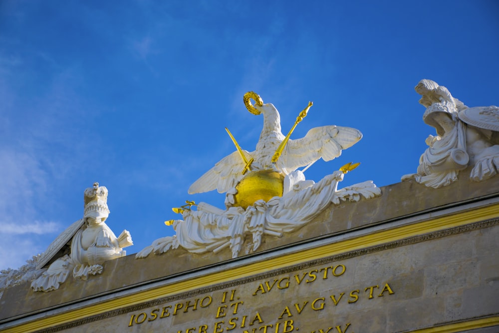 Elefantenstatue auf dem Dach des Gebäudes