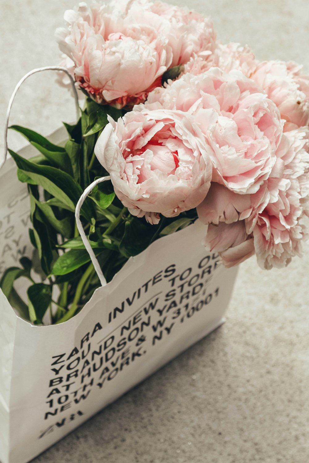 Photo de mise au point peu profonde de fleurs roses