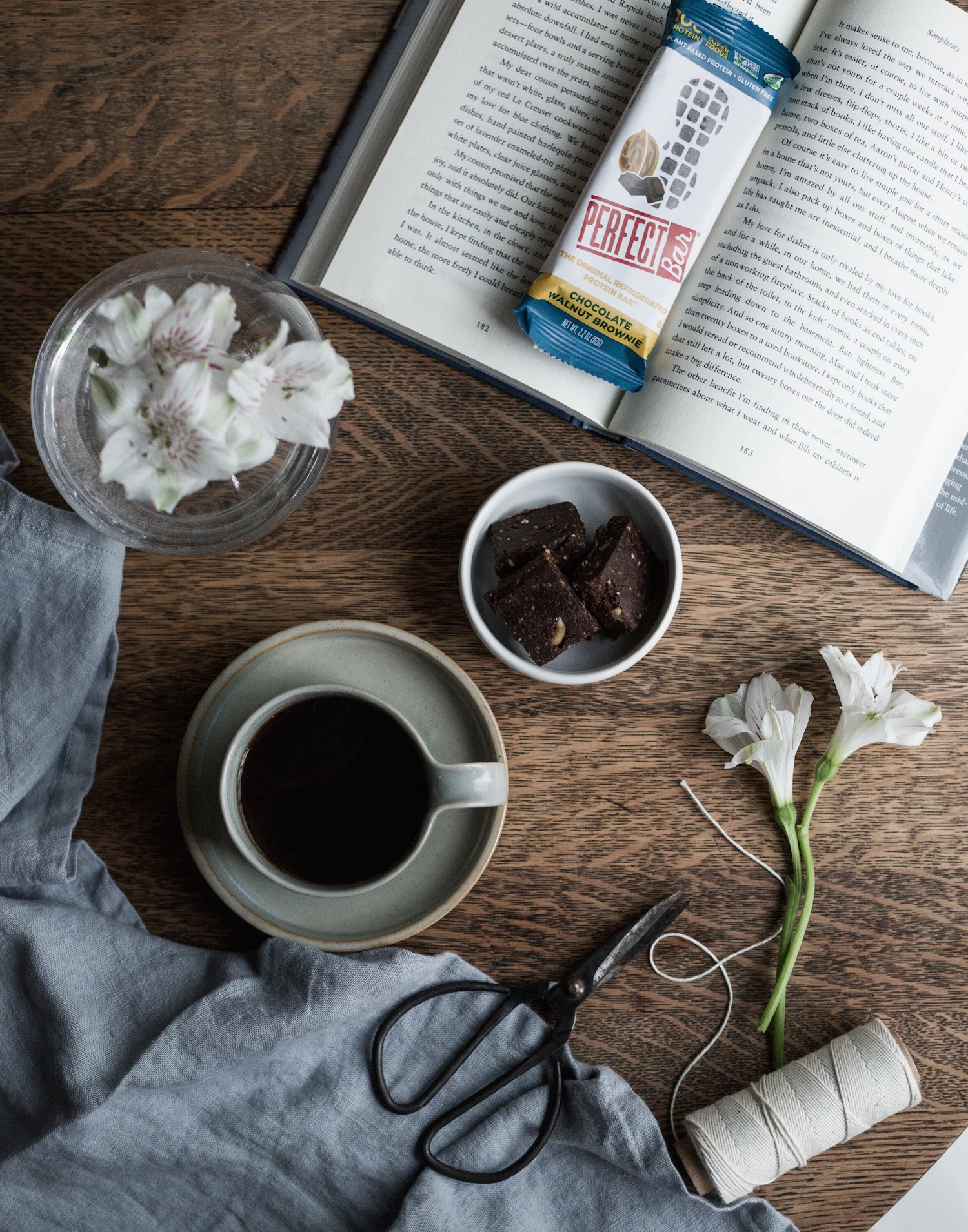 Tasse, kleiner Snack und Buch als Beispiel für einen bewusst geplanten Snackmoment