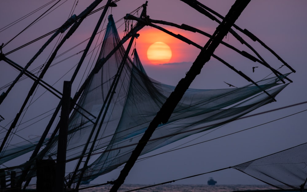 barca a vela nera sotto il tramonto