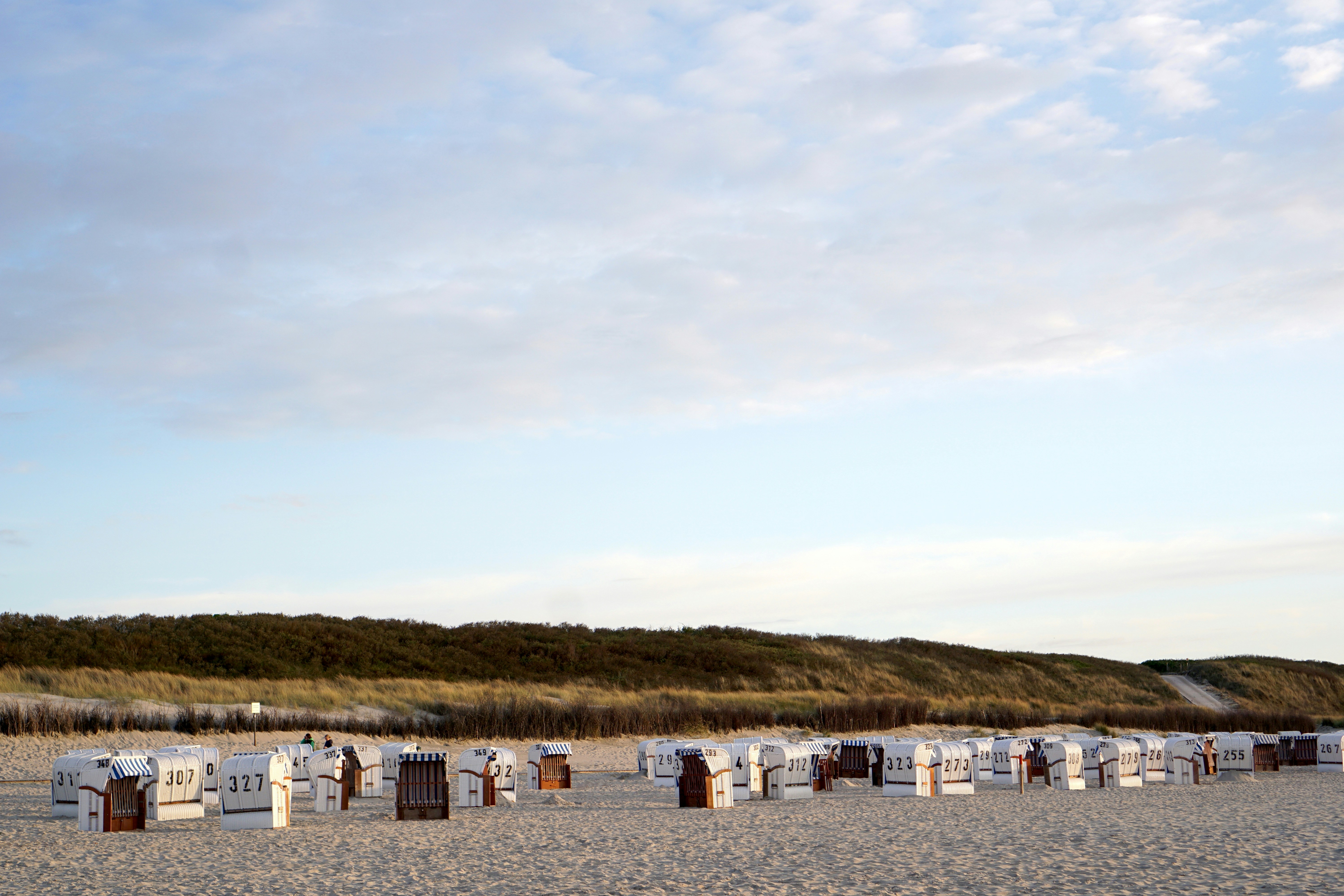 Häuser tagsüber auf Sand