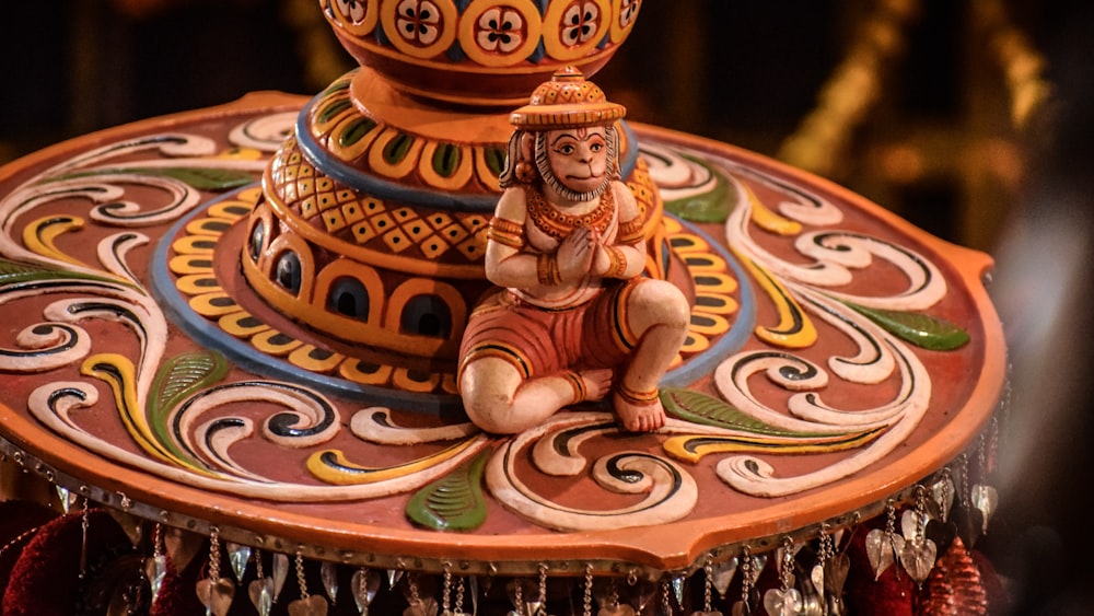 foto de enfoque superficial de la estatuilla de cerámica de Hanuman