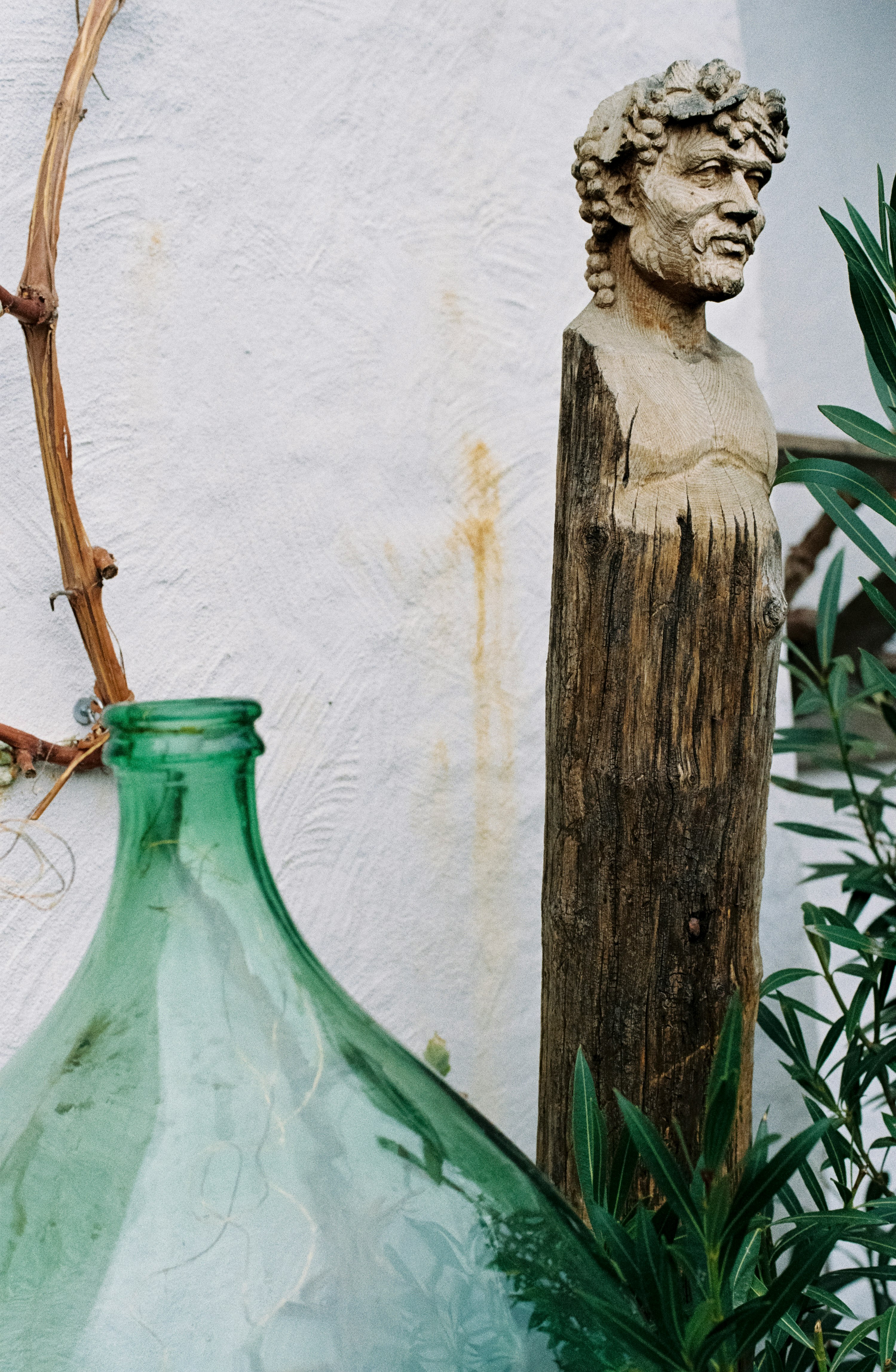 shallow focus photo of brown bust statue