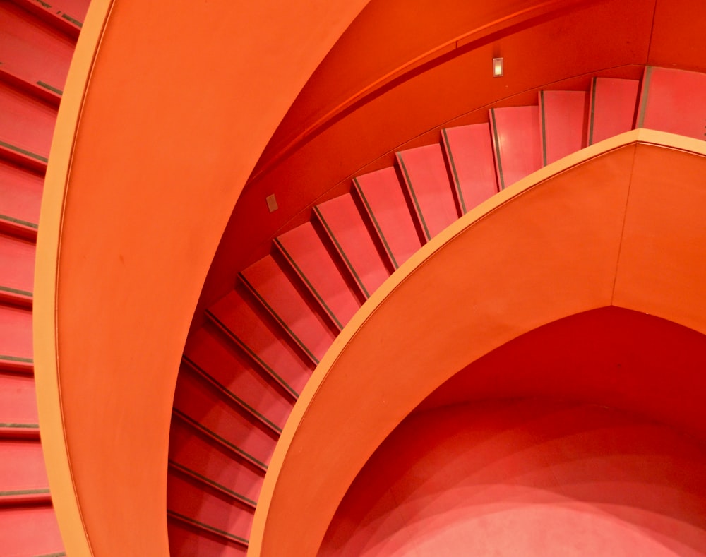 나선형 주황색 계단
