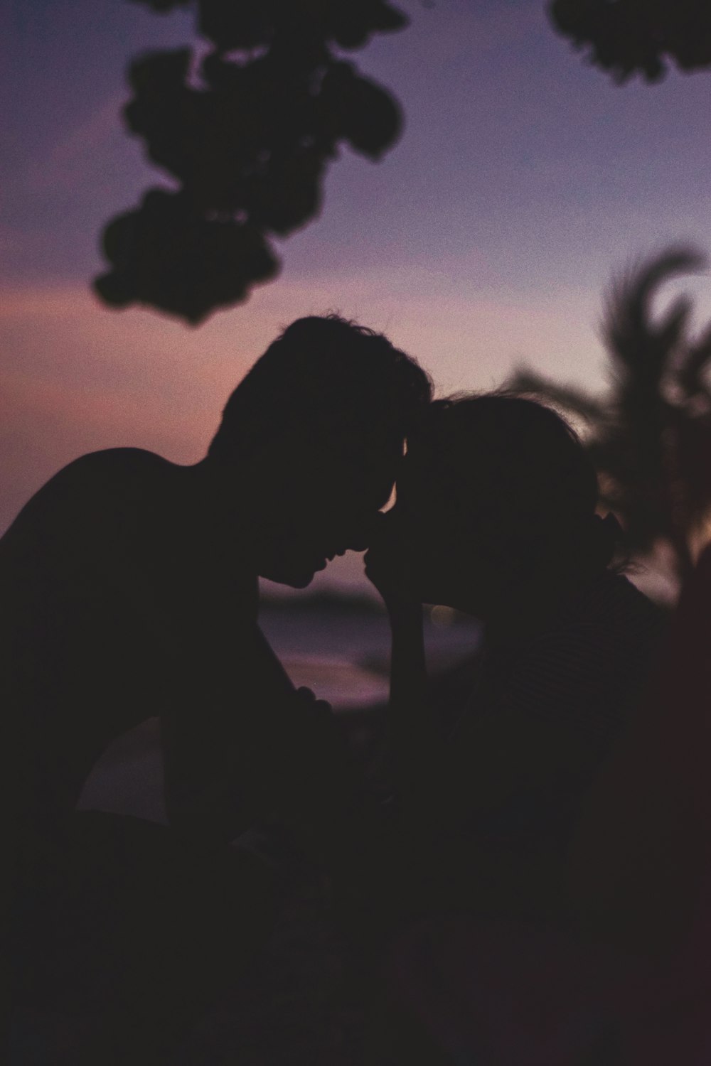 silhouette of man an woman about to kiss