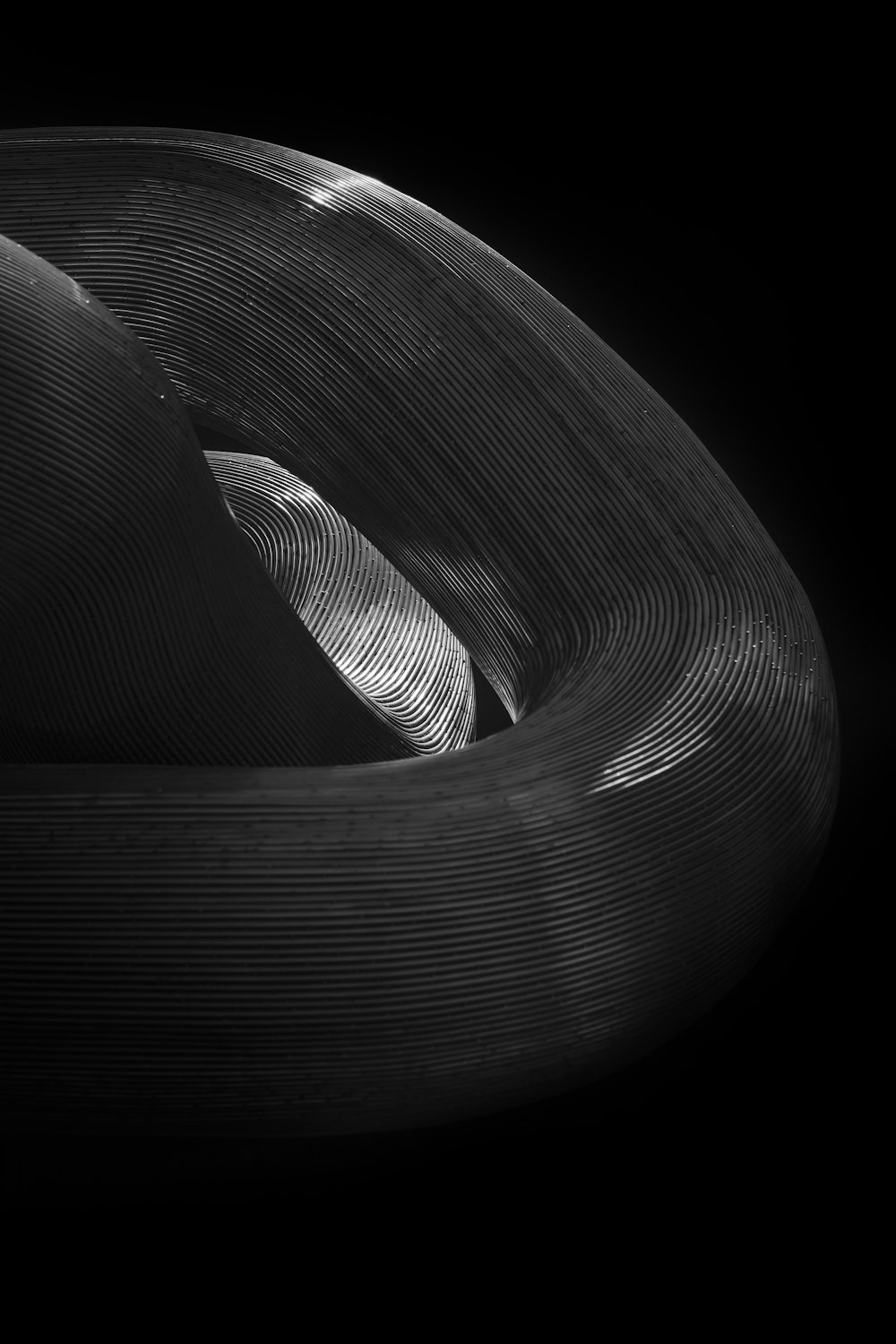 Una foto in bianco e nero di un oggetto circolare