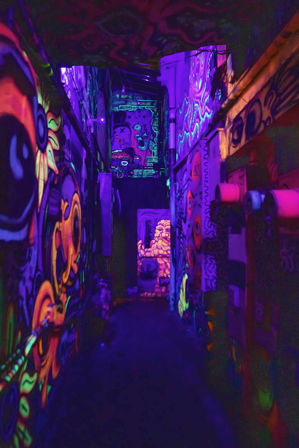 Muri di graffiti illuminati di nero