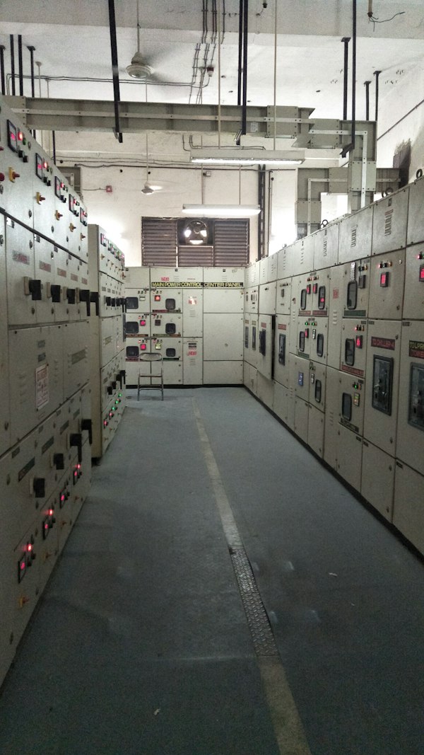 Maquinaria industrial monitoreada en piso, parte de la generación de leads para empresa de mantenimiento predictivo industrial