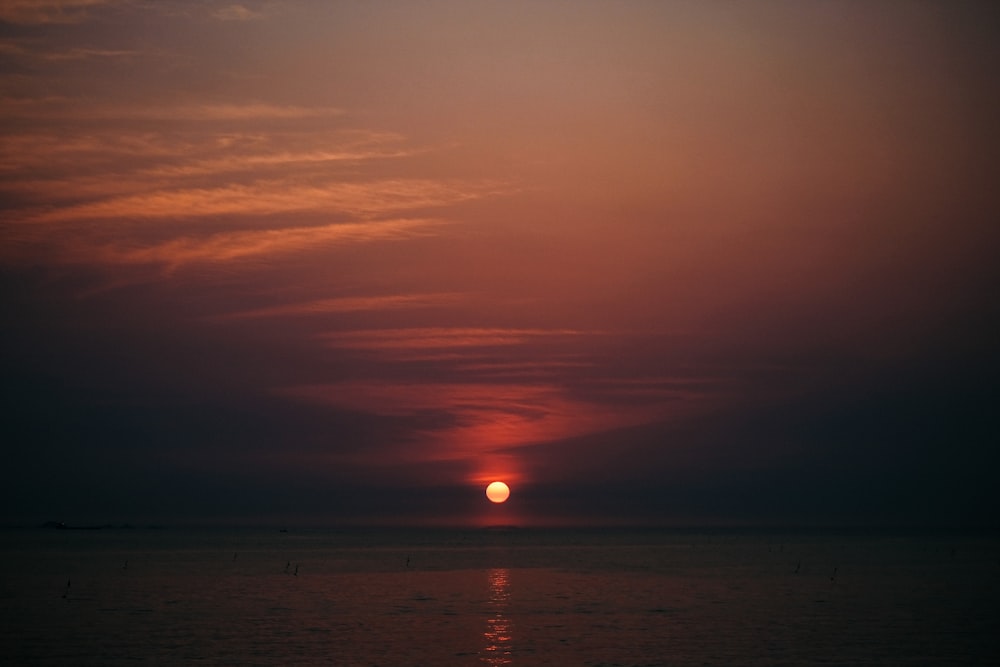 pôr do sol sobre o mar
